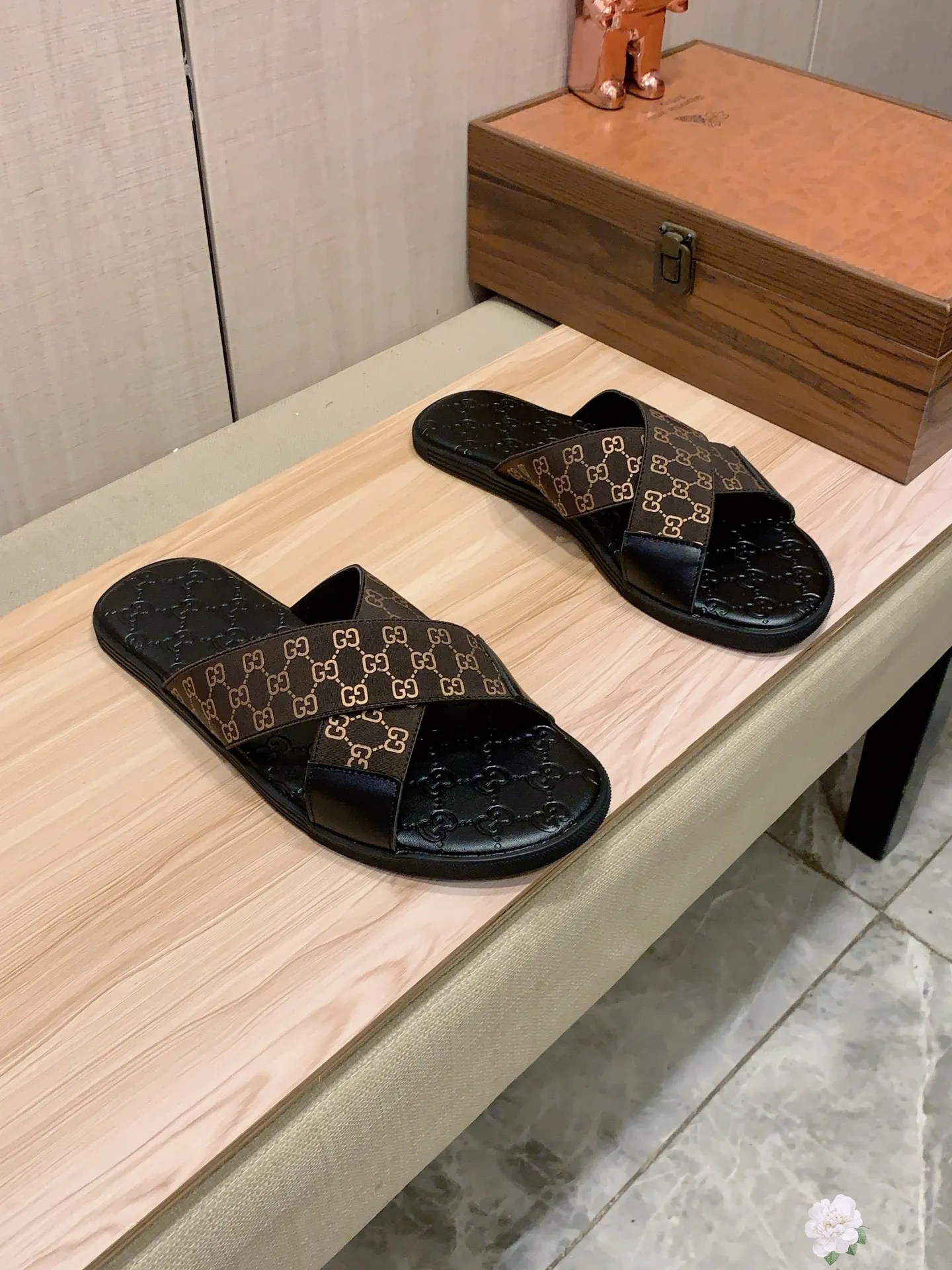 Slippers: New model: Factory price: 260💰💰🎩🎩🔥🔥《 Gucci* 》Series of slippers top purchasing agent🔍🔍Sold at the same time for men, original Italian imported webbing made of selected cowhide, exquisite workmanship,), sole: (super comfortable) original factory special sole, ⚠️exclusive double-layer movable molded sole super comfortable⚠️, real shot🎬the real thing is more beautiful🔍🔍266 regular code 38-44, can be ordered 45.